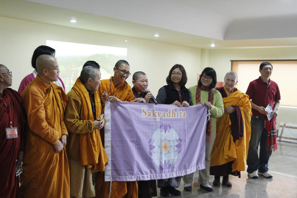 _MG_3155(MenerimaBenderaSakyadhita2015diIndonesia)